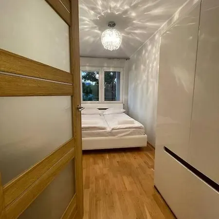 Nice - Big - 3 - 6 People *