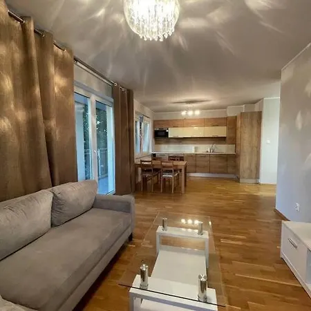 Nice - Big - 3 - 6 People