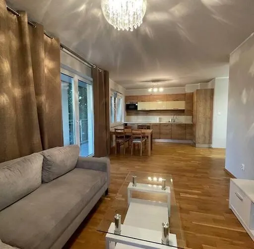 Nice - Big - 3 - 6 People